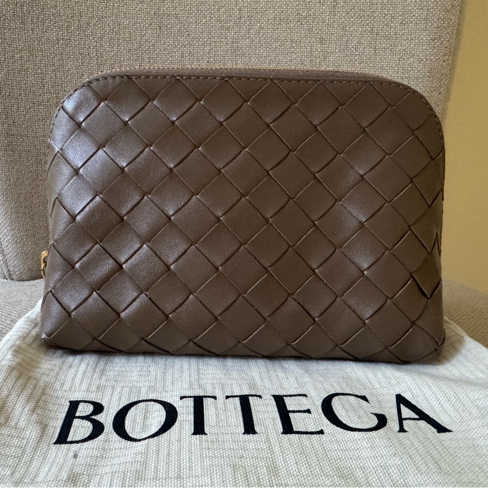 100% Auth Bottega Veneta Bottega Intrecciato leather Pouch w/ gold-tone hardware